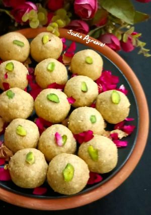 ओट्स मखाना लड्डू (Oats Makhana laddoo recipe in hindi) रेसिपी मुख्य फोटो