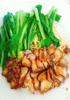 Hình của món Ăn sáng với mì khô xá xíu.