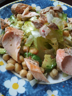 Una foto de Ensalada de salmón y garbanzos