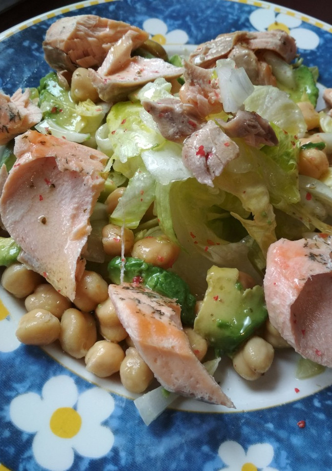 Una foto de Ensalada de salmón y garbanzos
