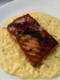 Risoto cremoso com salmão grelhado