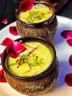 बादाम केसर मिल्क (badam kesar milk recipe in Hindi) रेसिपी मुख्य फोटो