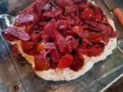 Una foto de queso crema y salame