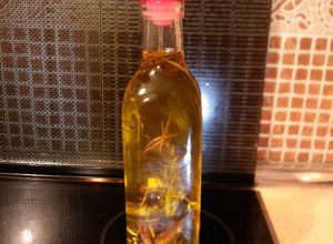 Una foto de Aceite aromatizado de tomates secos, romero y tomillo