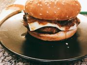 Una foto de guarnición para hamburguesas y carnes