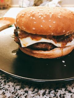 Una foto de Hamburguesa con queso, cebolla caramelizada y patatas fritas