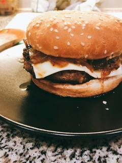 Una foto de Hamburguesa con queso, cebolla caramelizada y patatas fritas