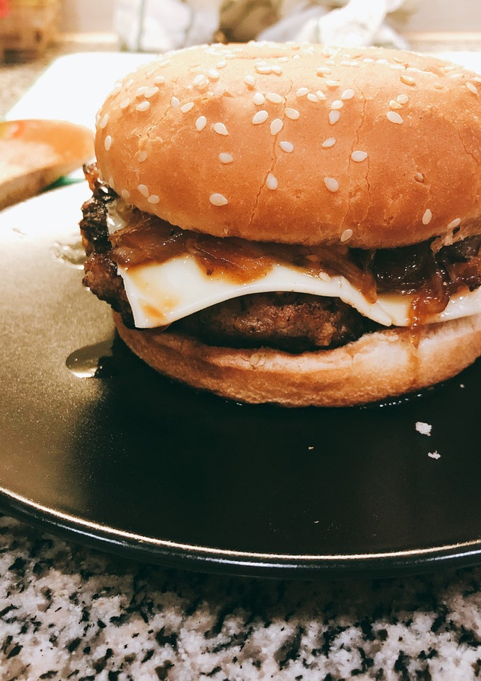 Una foto de Hamburguesa con queso, cebolla caramelizada y patatas fritas