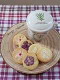 Biscotti con la frolla avanzata e fiori eduli
