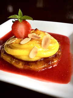 Una foto de Piña caramelizada en salsa de fresa