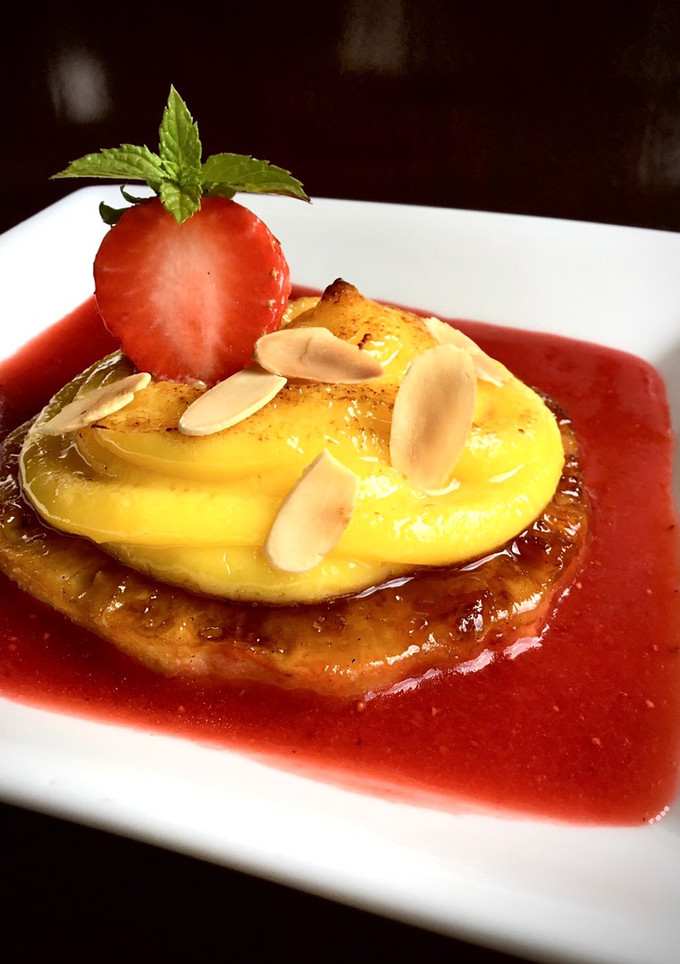 Una foto de Piña caramelizada en salsa de fresa
