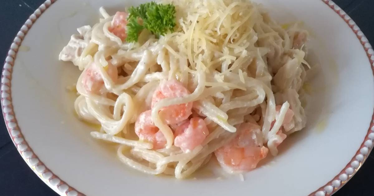 Espaguetis con pollo y crema de