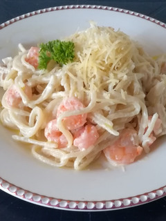Una foto de Pasta Alfredo con Pollo y Camarón