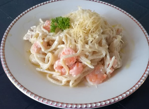 Una foto de Pasta Alfredo con Pollo y Camarón