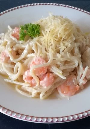 Una foto de Pasta Alfredo con Pollo y Camarón