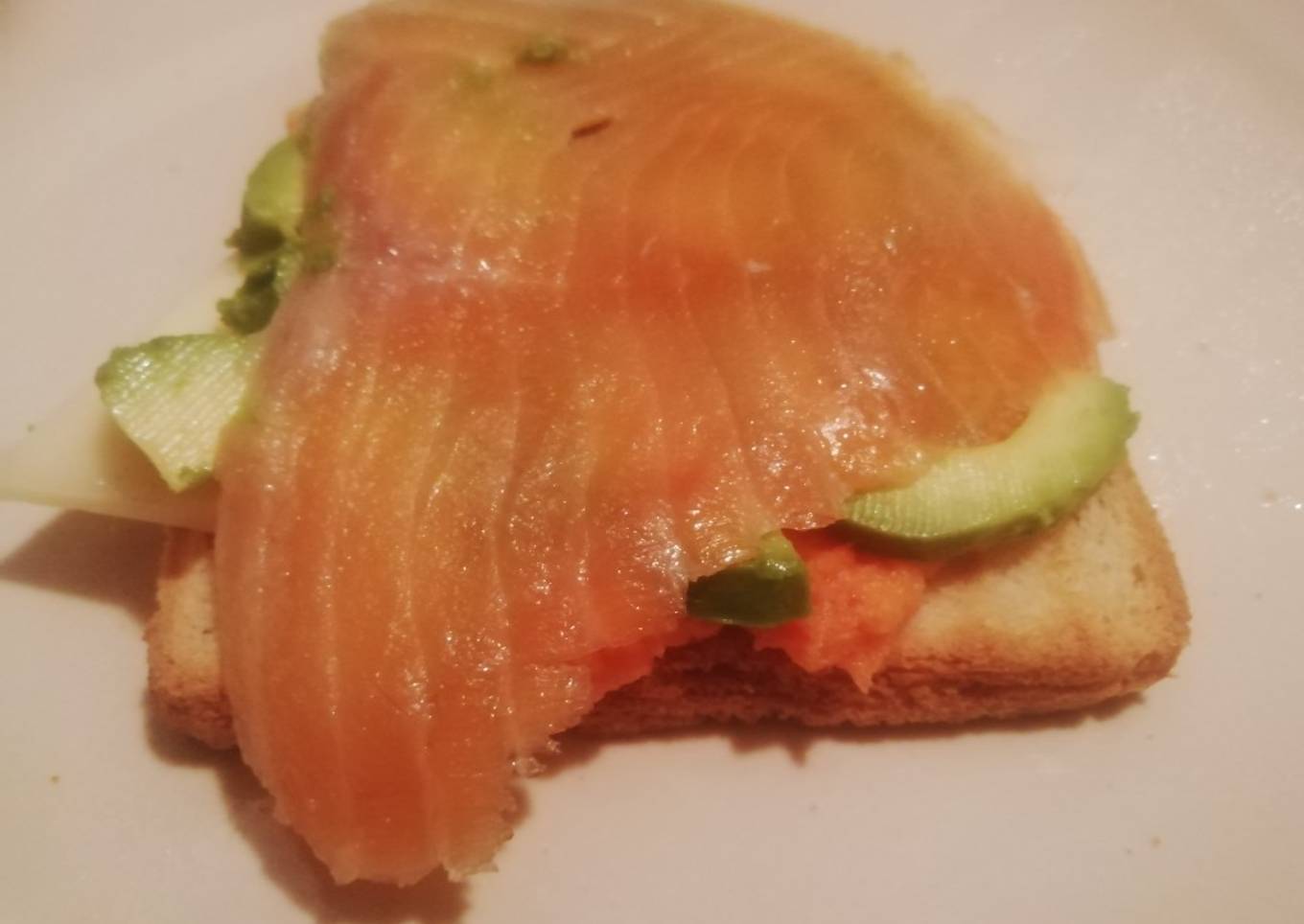 Tosta de aguacate y salmón ahumado