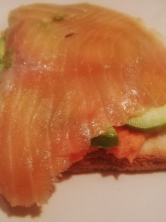 Una foto de Tosta de aguacate y salmón ahumado