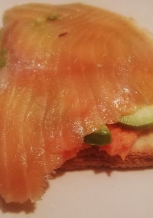 Foto principal de Tosta de aguacate y salmón ahumado