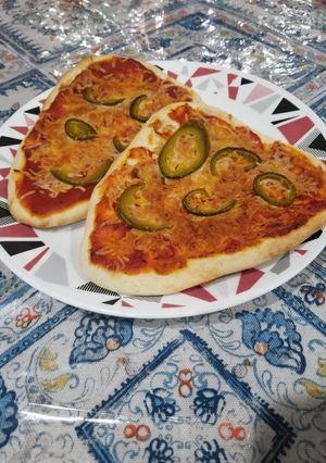 A picture of Tandoori naan jalapeno cheese pizza.