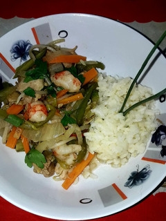 Una foto de Chop suey de pollo y langostinos