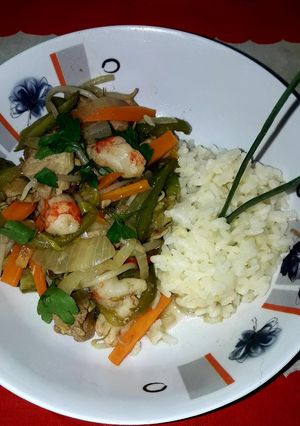 Una foto de Chop suey de pollo y langostinos