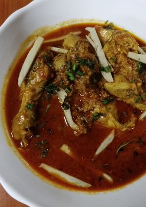 A picture of 'Qorma chicken curry'🐓🧅🍅🧄🌶️🌿.