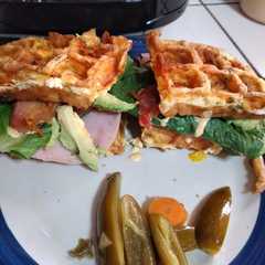 Una foto de Chaffle sándwich
