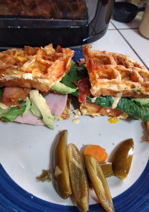 Una foto de Chaffle sándwich