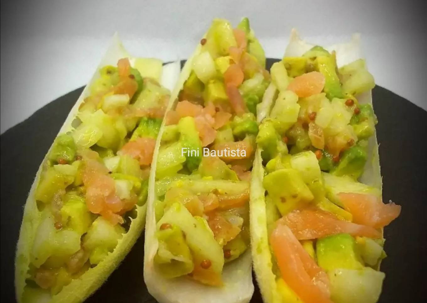 Endivias rellenas de salmón y aguacate