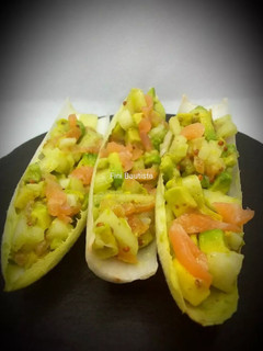 Una foto de Endivias rellenas de salmón y aguacate