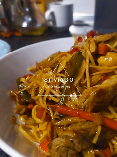 Una foto de Chow mien de ternera y verduras