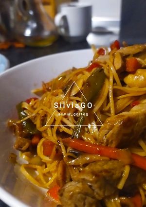 Una foto de Chow mien de ternera y verduras