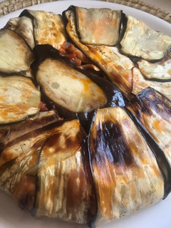 Una foto de Maxi timbal de berenjena y pasta cocida con Dashi, atún y salmón