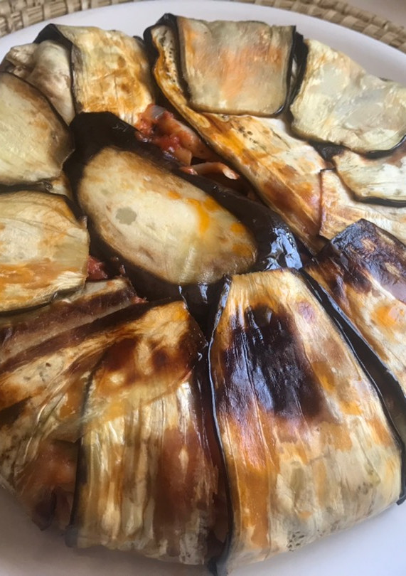 Una foto de Maxi timbal de berenjena y pasta cocida con Dashi, atún y salmón