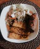 Tofu salteado con soya y verduras y plátano maduro 🤯 con ensalada de pepino y tomate 🍅