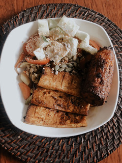 Una foto de Tofu salteado con soya y verduras y plátano maduro 🤯 con ensalada de pepino y tomate 🍅
