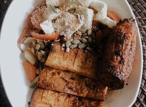 Una foto de Tofu salteado con soya y verduras y plátano maduro 🤯 con ensalada de pepino y tomate 🍅