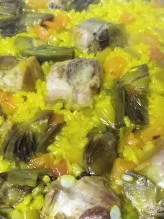 Una foto de Arroz con costilla y alcachofas