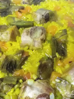Una foto de Arroz con costilla y alcachofas