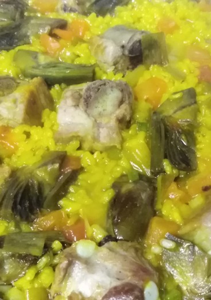 Una foto de Arroz con costilla y alcachofas