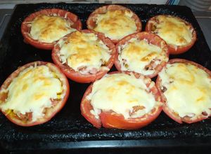 Una foto de Tomates rellenos tibios