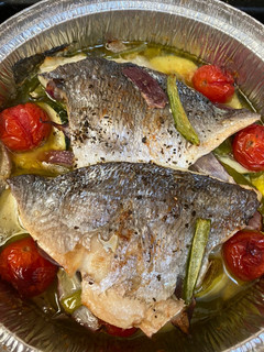 Una foto de Filetes de dorada con verduras