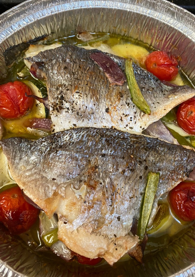 Una foto de Filetes de dorada con verduras
