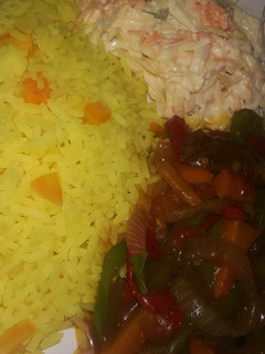 Yellow shinkafa da shreded beef sauce da coleslaw ainihin hoton girkin