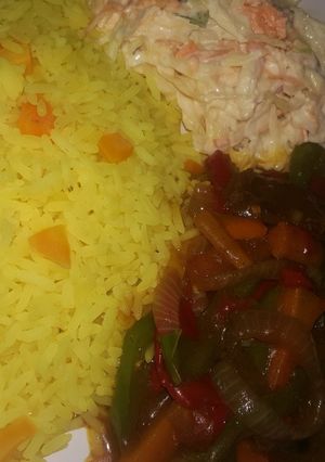 Yellow shinkafa da shreded beef sauce da coleslaw ainihin hoton girkin