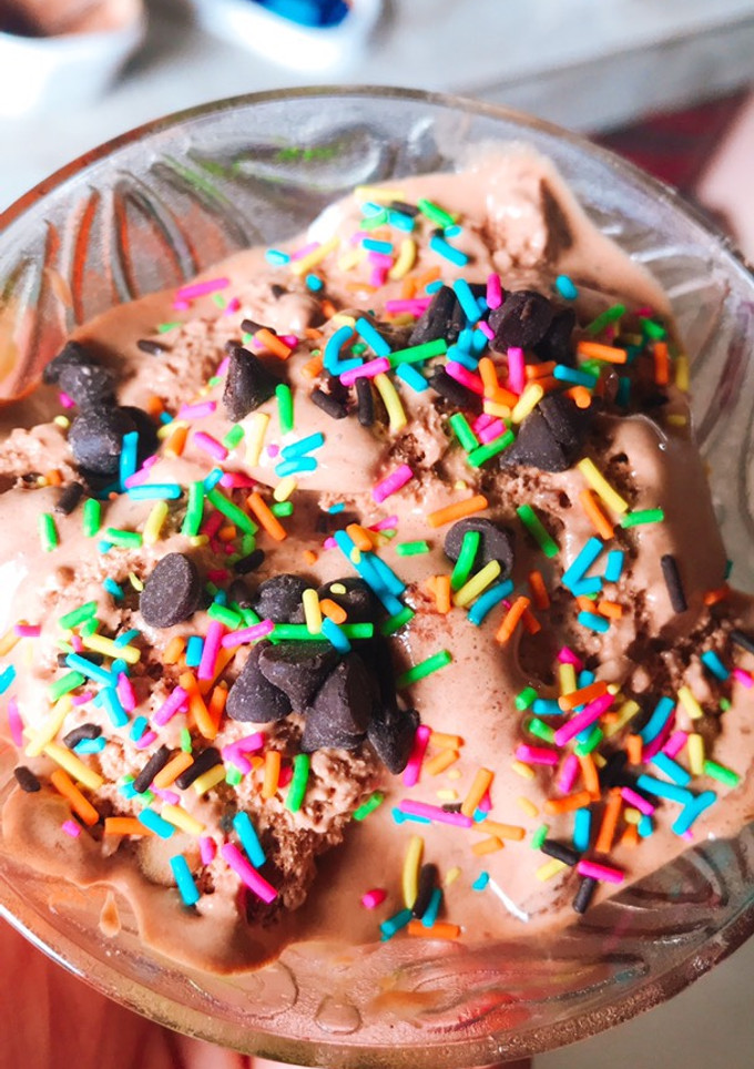 चॉकलेट आइसक्रीम(Chocolate ice cream recipe in hindi) रेसिपी मुख्य फोटो