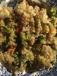 Una foto de Quinoa con verduras
