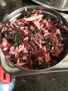 பீட்ரூட் கீரை பொரியல் (beetroot keerai poriyal recipe in Tamil) செய்முறை முக்கிய புகைப்படம்