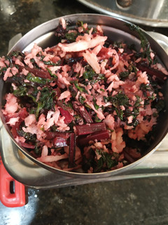 பீட்ரூட் கீரை பொரியல் (beetroot keerai poriyal recipe in Tamil) செய்முறை முக்கிய புகைப்படம்