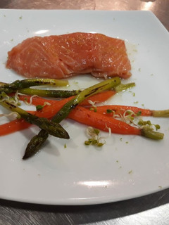 Una foto de Salmón (cocinado al vacío) con aroma de cítricos y verduras al vapor